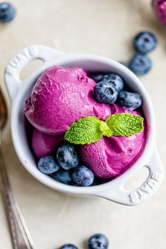 Easy Blueberry Frozen Yogurt